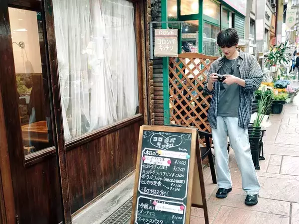 「HOKUTOがレトロな商店街でカメラを嗜む、THE RAMPAGE・吉野北人では見られない"素の顔"」の画像