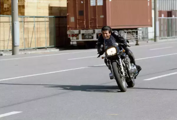 「渡哲也のショットガン、石原裕次郎の圧倒的な存在感、舘ひろしのバイクアクション！"大門軍団"のカッコよさが詰まった「西部警察 PART-II」」の画像