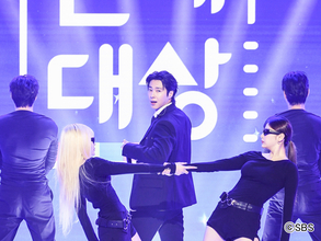 東方神起・ユンホのカリスマ性が凝縮された祝賀ステージも！チャンミン、ミンホ(SHINee)の"眼福"な2ショットも実現した韓国芸能界の華やかなセレモニー