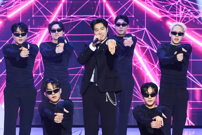 東方神起・ユンホのカリスマ性が凝縮された祝賀ステージも！チャンミン、ミンホ(SHINee)の"眼福"な2ショットも実現した韓国芸能界の華やかなセレモニー