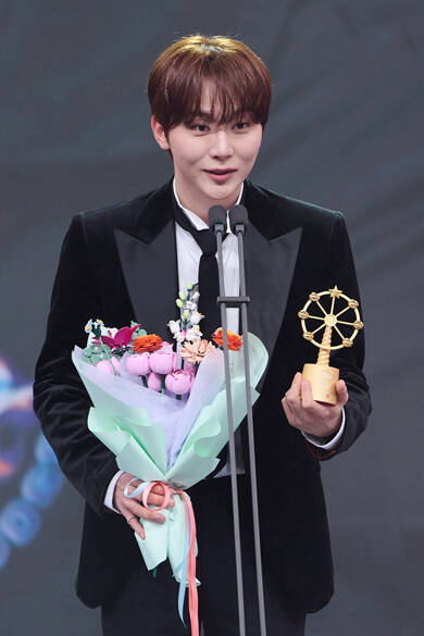 東方神起・ユンホのカリスマ性が凝縮された祝賀ステージも！チャンミン、ミンホ(SHINee)の"眼福"な2ショットも実現した韓国芸能界の華やかなセレモニー