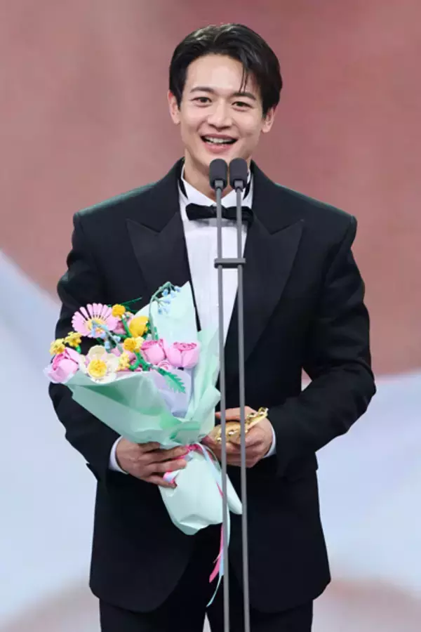 「東方神起・ユンホのカリスマ性が凝縮された祝賀ステージも！チャンミン、ミンホ(SHINee)の"眼福"な2ショットも実現した韓国芸能界の華やかなセレモニー」の画像