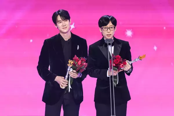 「東方神起・ユンホのカリスマ性が凝縮された祝賀ステージも！チャンミン、ミンホ(SHINee)の"眼福"な2ショットも実現した韓国芸能界の華やかなセレモニー」の画像