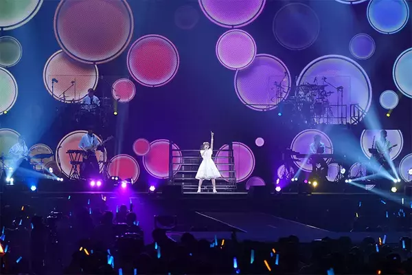 「水瀬いのり、10周年記念ライブでファンとシンガロング！「みんなから貰った想いや願いや希望、そして愛をしっかり受け止めて、旅はまだまだ続いていきます」」の画像