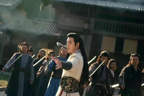 「ユエン・ハオ(袁昊)の"ツンデレ海賊王"がハマリ役！熱愛も噂されたチャオ・ツァオイー(趙昭儀)への愛情表現、「蓮花楼」監督とのタッグも話題を呼んだ「一夜の花嫁2」」の画像