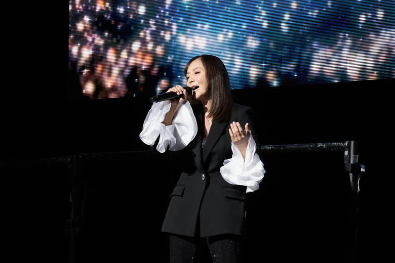 歌姫・華原朋美の歌唱と"完璧なビジュ"にファン熱狂！引退を撤回して臨んだ30周年記念ライブを彩る、「I BELIEVE」「I'm proud」などの最強セトリ