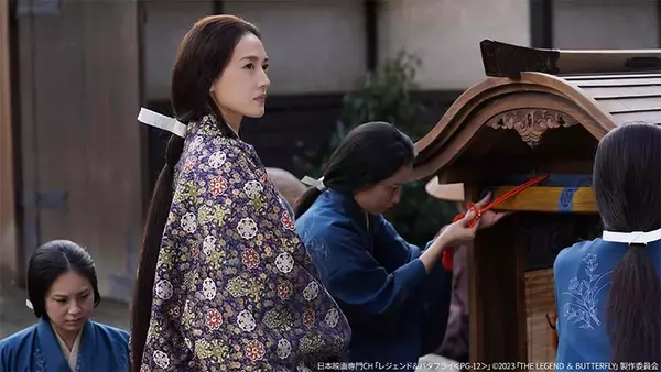 「木村拓哉の信長×綾瀬はるかの濃姫――夫婦の歩みを描く歴史大作「レジェンド＆バタフライ」＜PG-12＞で光る、人間味あふれる演技」の画像