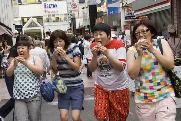 「ソバージュヘアで微笑み、猫と戯れる...小泉今日子が自然な佇まいで作り上げた心温まる物語「グーグーだって猫である」」の画像