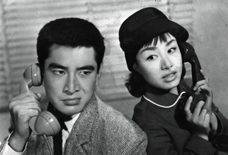 美空ひばりと高倉健が恋に歌に人生を謳歌する...エンターテインメントの真髄を見せた映画「娘の中の娘」