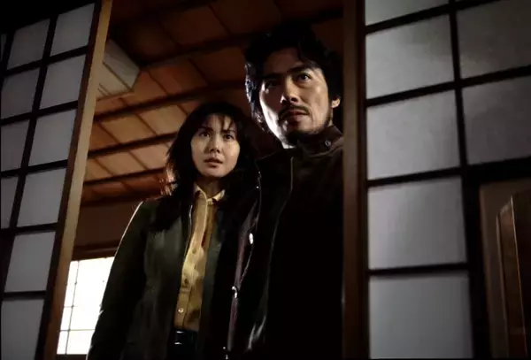 「トラウマ級の展開で日本を席巻...映画「リング」で松嶋菜々子と真田広之が魅せた"恐怖"の表現」の画像