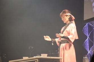 花澤香菜、忍びの頭領としてファンを魅了！ささやきの術とアコースティックライブが響いた「ディスティネーションの里☆」