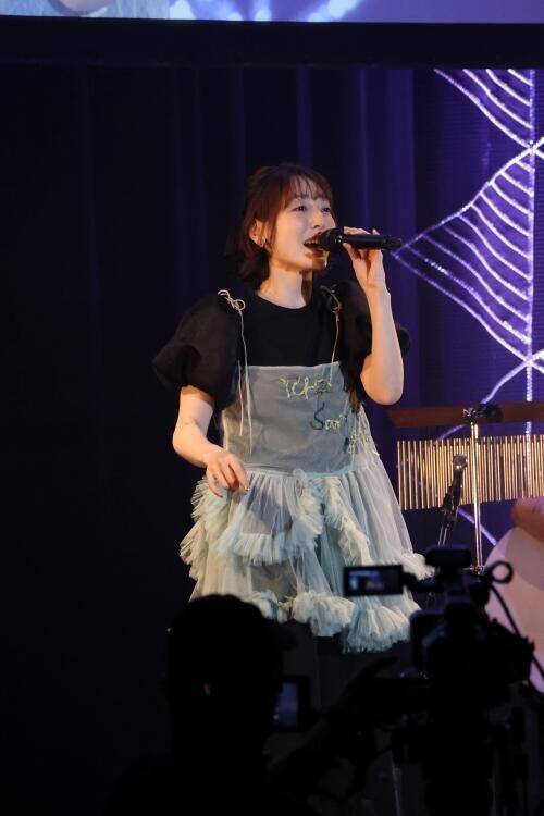 花澤香菜、忍びの頭領としてファンを魅了！ささやきの術とアコースティックライブが響いた「ディスティネーションの里☆」