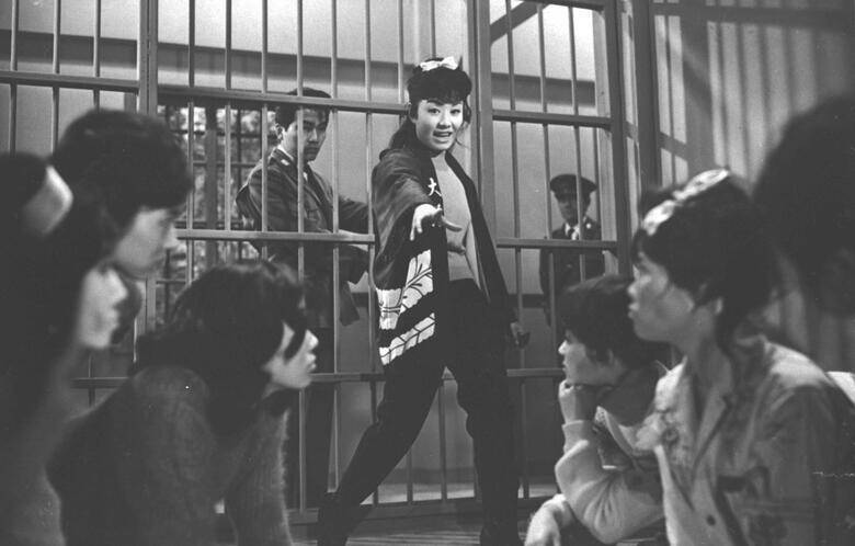 美空ひばりの人情味溢れる演技！高倉健は、社交的な男を爽やかに演じる「魚河岸の女石松」