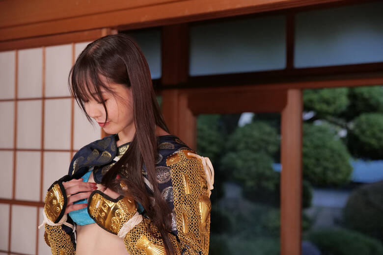 甲冑萌え！坂元誉梨が鎧を紐解き水着美女に【動画あり】