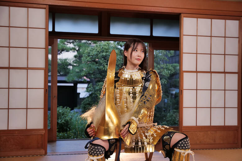 甲冑萌え！坂元誉梨が鎧を紐解き水着美女に【動画あり】