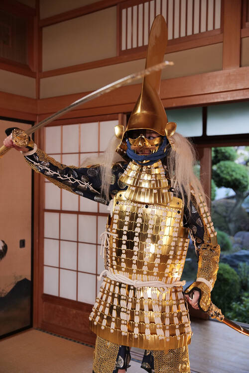 甲冑萌え！坂元誉梨が鎧を紐解き水着美女に【動画あり】