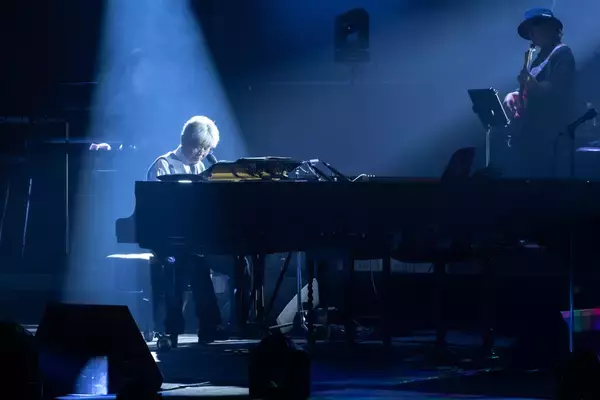 「来生たかお、デビュー50周年ツアーが開幕 名曲の数々が響いた初日公演をレポート」の画像