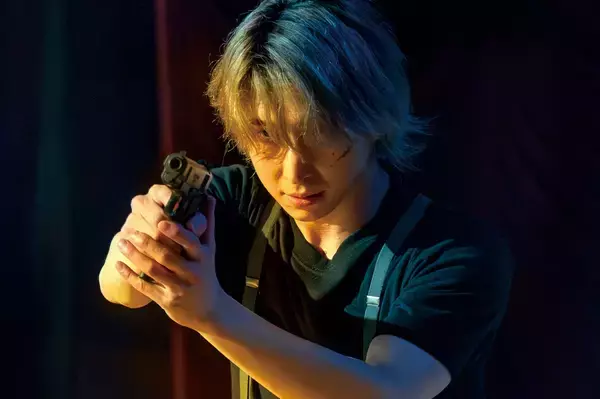 「Snow Manでの姿とのギャップに見惚れる...佐久間大介が内田英治監督と共に俳優としての階段を歩む3度目のタッグ作「スペシャルズ」」の画像