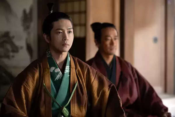 「菅田将暉扮する名軍師・竹中半兵衛も登場間近？小栗旬の力量が際立つ、凄みのある織田信長像にも反響が集まった「豊臣兄弟！」の見せ場」の画像