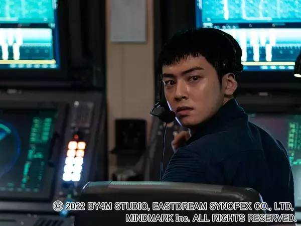 「海軍の任務に奔走する黒髪短髪のチャウヌにクギづけ！ラブコメ演技とは別次元の、泥臭い芝居にも引き込まれるスクリーンデビュー作「デシベル」」の画像