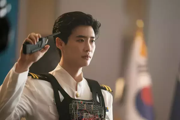 「海軍の任務に奔走する黒髪短髪のチャウヌにクギづけ！ラブコメ演技とは別次元の、泥臭い芝居にも引き込まれるスクリーンデビュー作「デシベル」」の画像