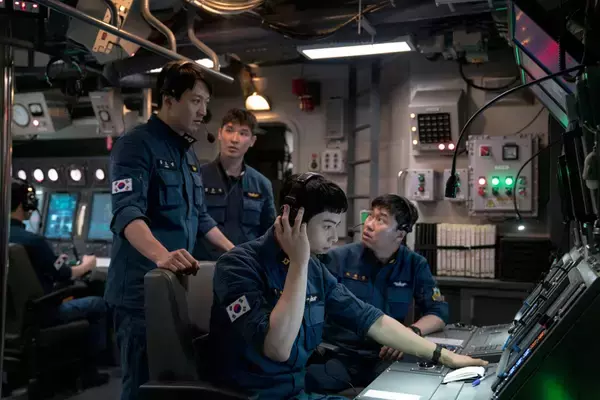 「海軍の任務に奔走する黒髪短髪のチャウヌにクギづけ！ラブコメ演技とは別次元の、泥臭い芝居にも引き込まれるスクリーンデビュー作「デシベル」」の画像