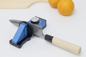 料理包丁もアウトドアナイフも抜群の切れ味に、研ぎ澄ます。ローラー研ぎ器「TOGIMEISTER 刃之匠」