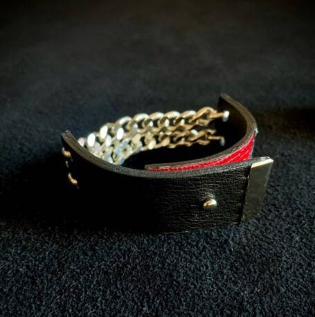 松隈ケンタ氏とコラボ！シルバーチェーン×赤黒レザーを組み合わせたロックな「NYFWブレスレット」