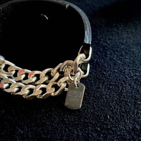 松隈ケンタ氏とコラボ！シルバーチェーン×赤黒レザーを組み合わせたロックな「NYFWブレスレット」