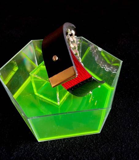 松隈ケンタ氏とコラボ！シルバーチェーン×赤黒レザーを組み合わせたロックな「NYFWブレスレット」