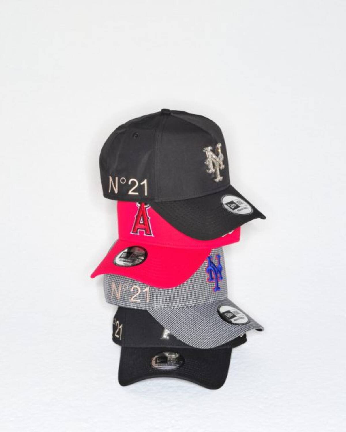 N21、MLBとNEW ERAがトリプルコラボ。華やかなフットウェア 