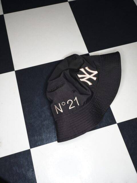 N21、MLBとNEW ERAがトリプルコラボ。華やかなフットウェア 