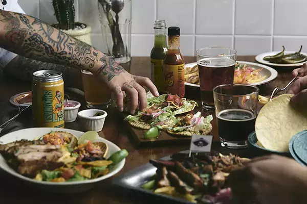 「品川駅に“トーキョー”をテーマにした陽気なメキシカンダイナー「WIRED TACOS CLUB TOKYO」オープン」の画像