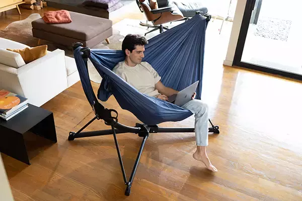 「“秒速リラックス”を可能に！ハンモック専門ブランド「anymaka」のコンパクトなスウィングチェア」の画像