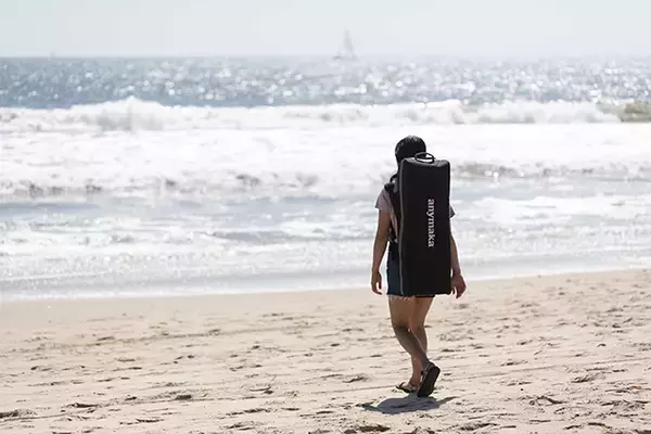 「“秒速リラックス”を可能に！ハンモック専門ブランド「anymaka」のコンパクトなスウィングチェア」の画像