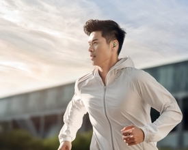 スポーツシーンのお供に最適。耳馴染みの良いイヤーフックを搭載した「Victor」の最新イヤホン