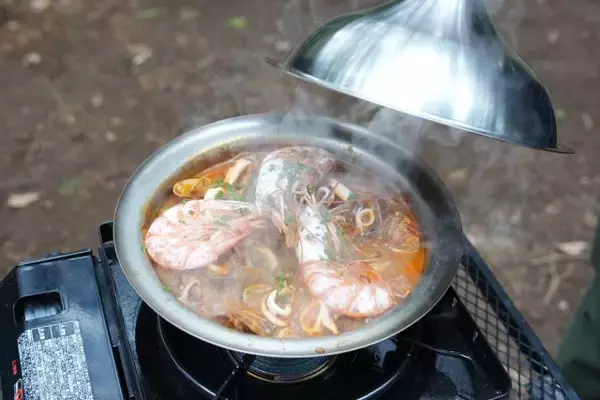 「料理の幅を広げる万能鍋に、マルチに使えるコットも。「TOKYO CRAFTS」の新作キャンプギア3点」の画像