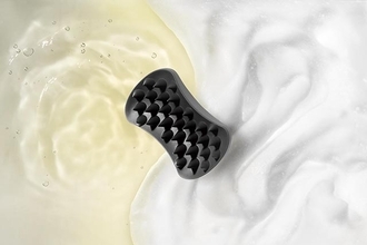 「バルクオム」の新アイテム「THE SCALP BRUSH」を使って、日常的かつ手軽なセルフヘッドスパを！