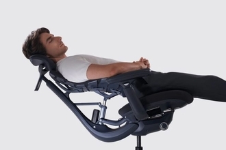 ワンタッチで身体に自動フィットする電動ワークチェア「LiberNovo Omni」で叶える、理想の座り心地