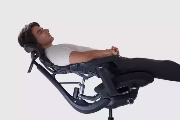 ワンタッチで身体に自動フィットする電動ワークチェア「LiberNovo Omni」で叶える、理想の座り心地