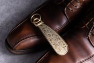 伝統的な装飾「錺金具」が靴べらに！幸運を運ぶ和柄の真鍮製シューホーンは一生物の逸品