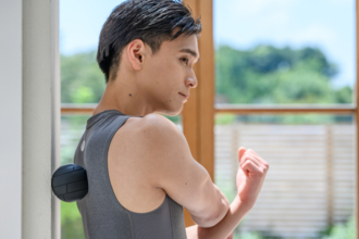 手のひらサイズで全身ケア。オフィスでも活躍する290gの振動ケアボールが登場