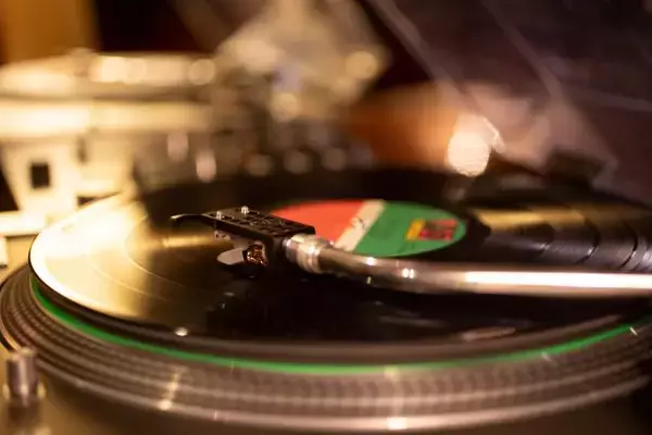 札幌でDJのアナログ音楽とお酒を楽しむイベント「レコードナイト in Oak Room」が一夜限定開催