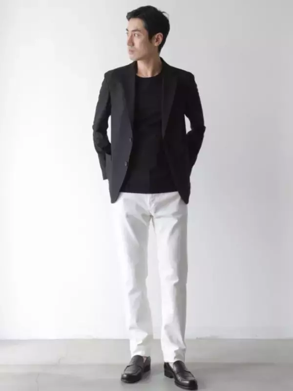 コーヒーやワインをはじく“使える”国産ホワイトパンツ。美シルエットも魅力のテーパードライン