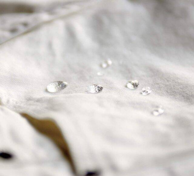 コーヒーやワインをはじく“使える”国産ホワイトパンツ。美シルエットも魅力のテーパードライン