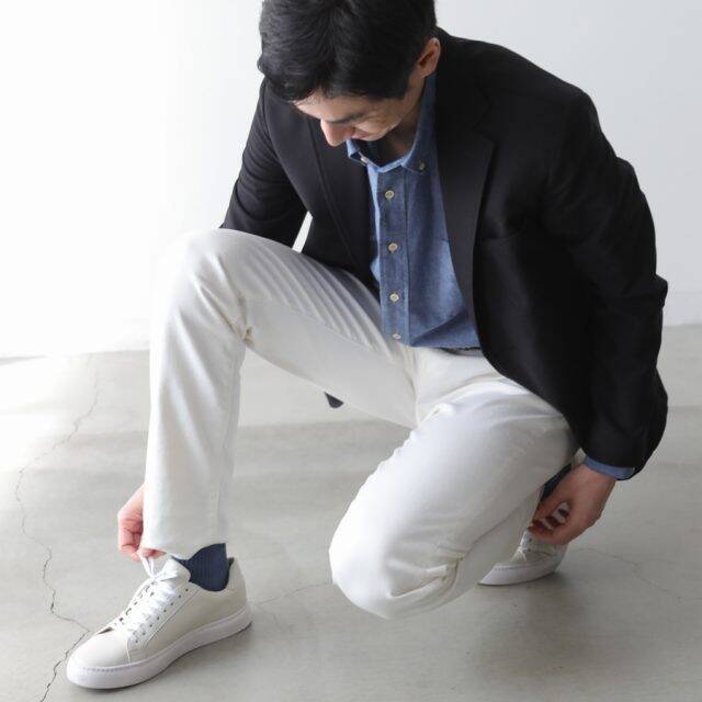 コーヒーやワインをはじく“使える”国産ホワイトパンツ。美シルエットも魅力のテーパードライン