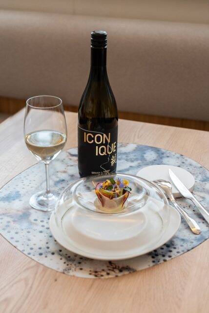 フレンチのスターシェフとWAKAZEの日本酒がコラボ。料理と味わう3種のカプセルコレクション