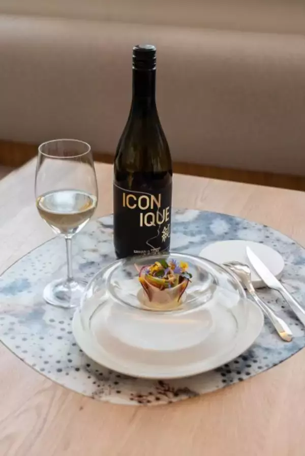 「フレンチのスターシェフとWAKAZEの日本酒がコラボ。料理と味わう3種のカプセルコレクション」の画像