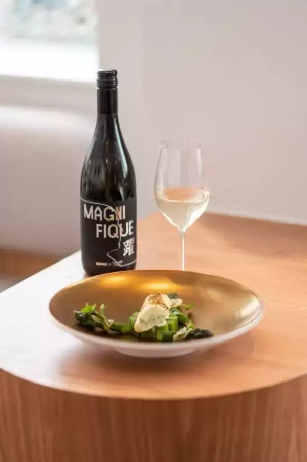 「フレンチのスターシェフとWAKAZEの日本酒がコラボ。料理と味わう3種のカプセルコレクション」の画像