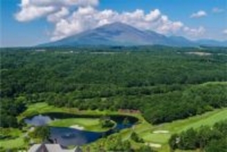 新緑の高原でゴルフプレー！北軽井沢の一棟貸しヴィラリゾート「あさま空山望」期間限定プラン